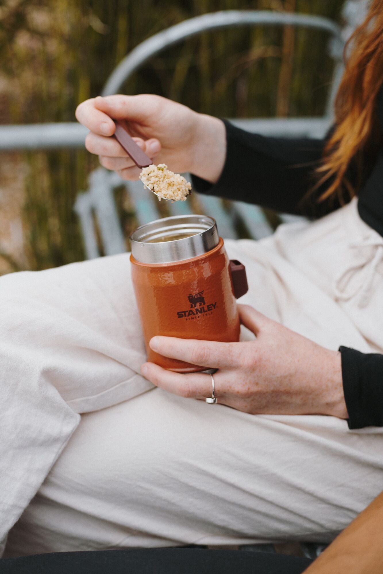 Large_JPG-Stanley_Food_Jar_with_Spork_0.4_Hammertone_Clay_Lifestyle_6.jpg
