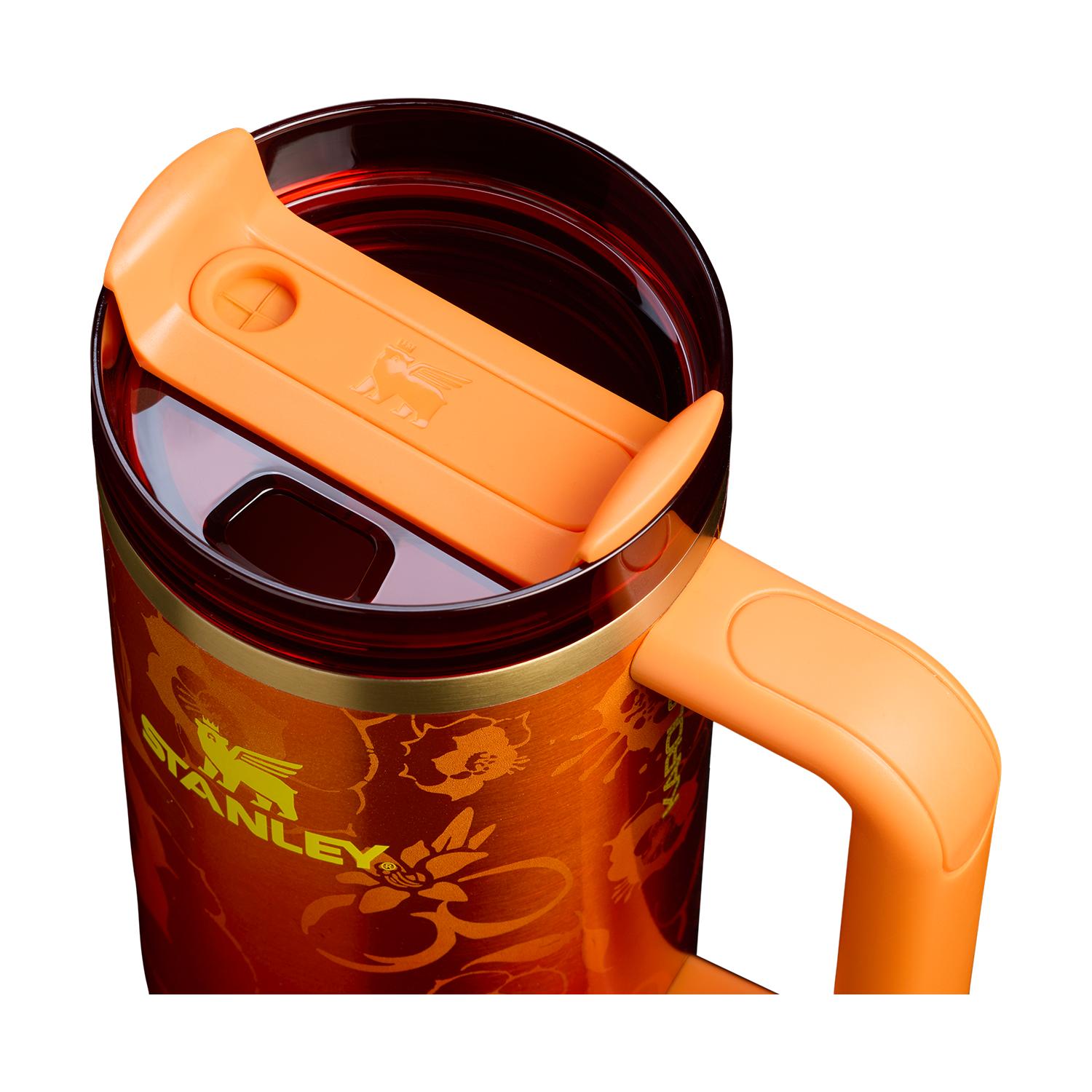 The Quencher® H2.0 FlowState" Tumbler Karol G | 887 ml